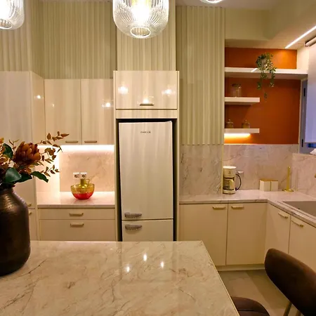 Chrysiida Luxury Apt, Stroll To Center